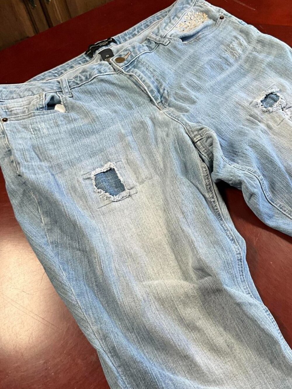 Womens Venezia Distressed Embellished Light Wash Streetwear Jeans (Size 20)
